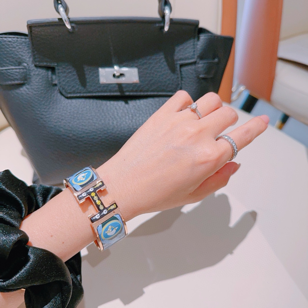 エルメス ブランドの象徴的なブレスレット