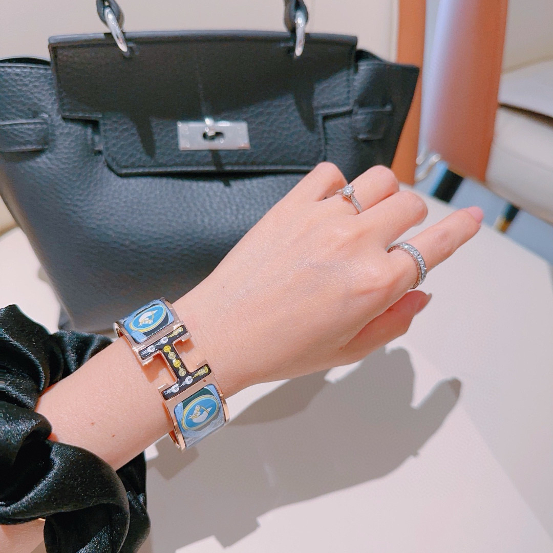 エルメス ブランドの象徴的なブレスレット