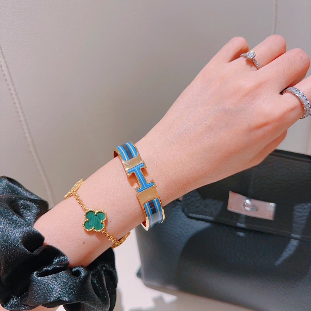 エルメス ブランドの象徴的なブレスレット