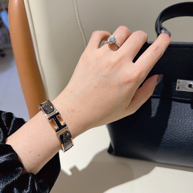 エルメス ブランドの象徴的なブレスレット