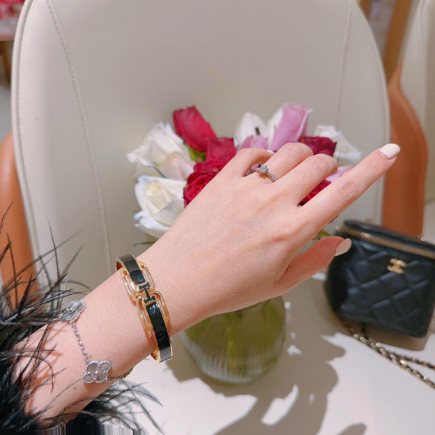 エルメス ブランドの象徴的なブレスレット