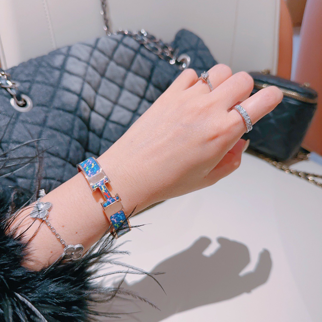 エルメス ブランドの象徴的なブレスレット