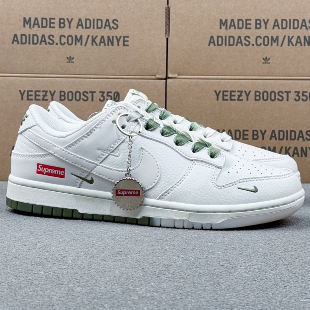 「コラボモデル」Supreme x Nike SB Dunk Low スニーカー