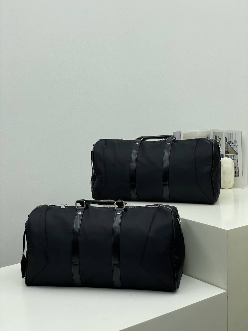 プラダ「Prada」トライアングルトラベルバッグ ショルダートート