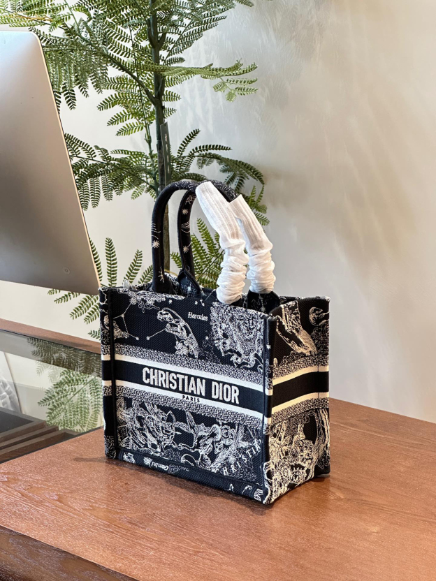 ディオール Dior Book Tote バッグ スモール、ミディアム、ラージの3つのサイズ