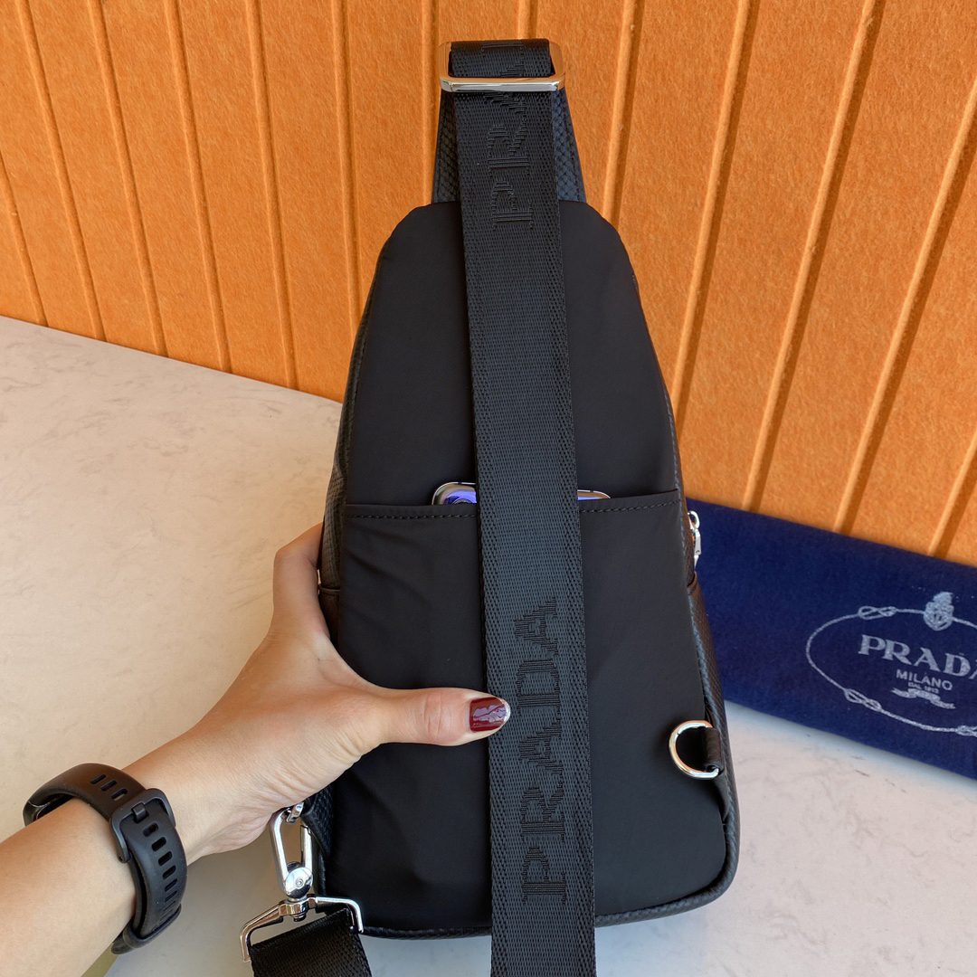 プラダ「Prada」エッセンシャル メンズ チェストバッグ