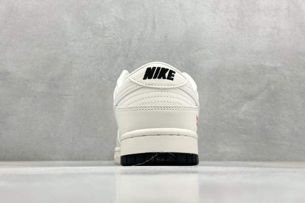 「コラボモデル」Supreme x Nike SB Dunk Low スニーカー