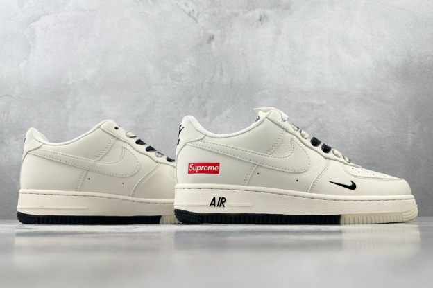 「コラボモデル」Supreme × Nike Air Force 1 Low スニーカー
