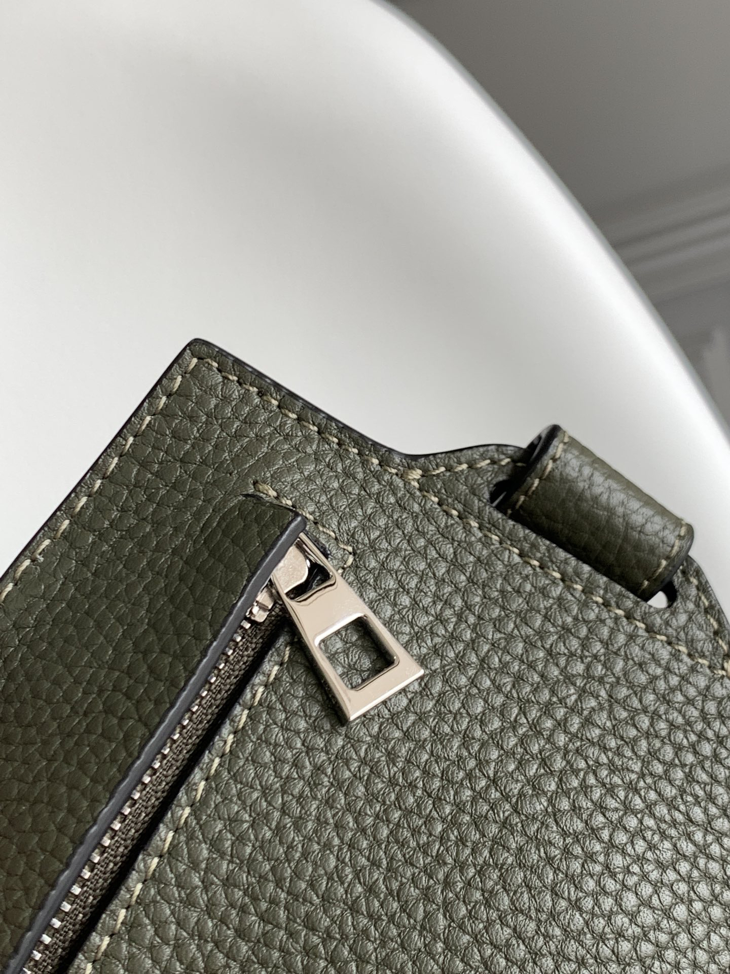 ロエベ「Loewe」ショルダーバッグ｜伝統と革新が出会うプレミアムレザー