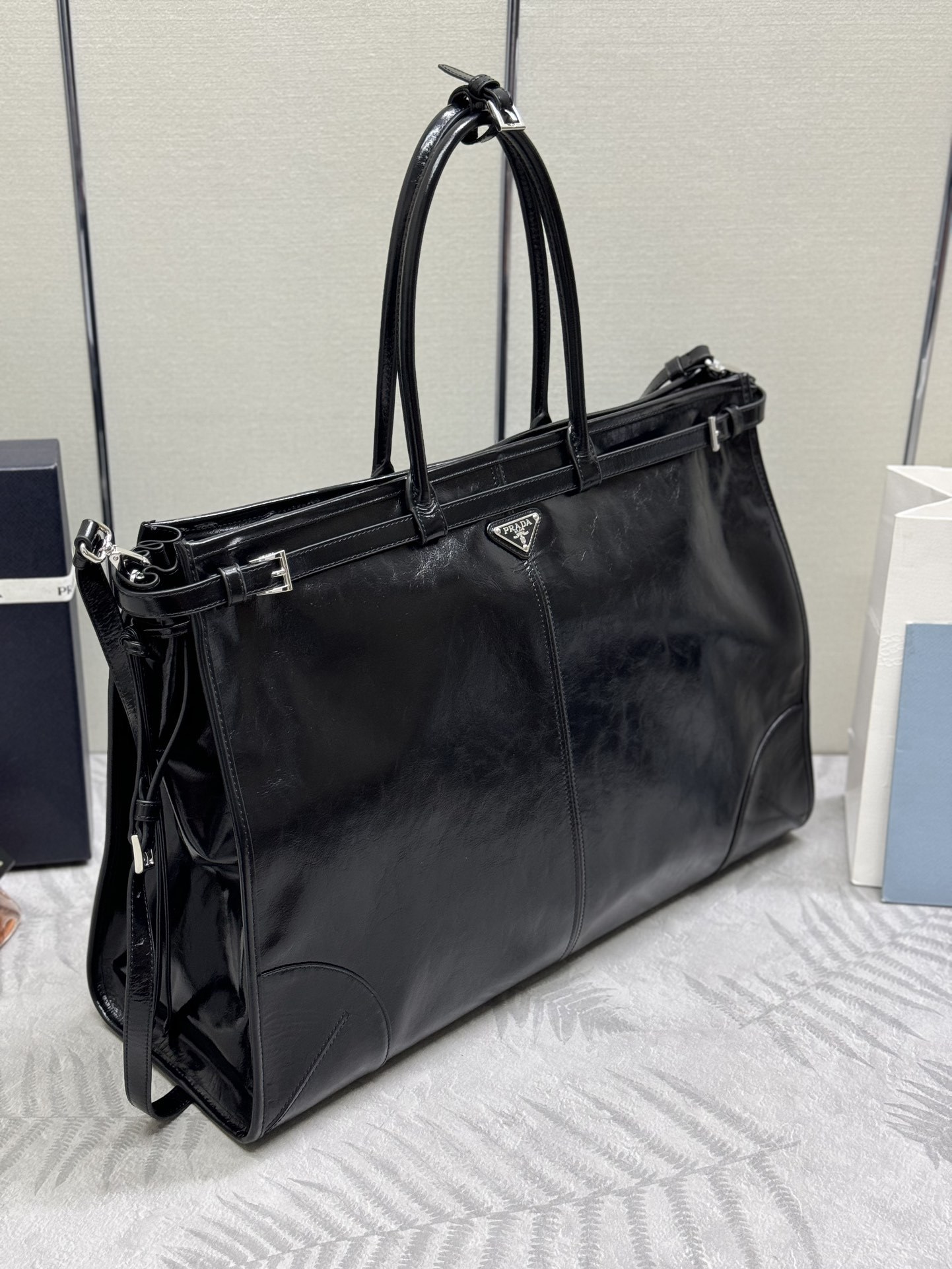 プラダ「Prada」レザートートバッグ