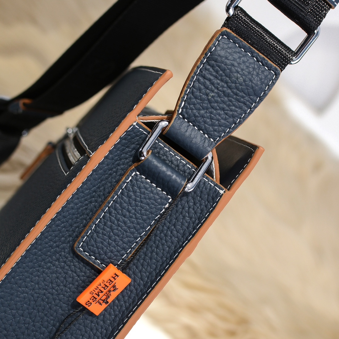 エルメス メンズ Tプレート 縦型クロスボディバッグ「T Buckle Bag」