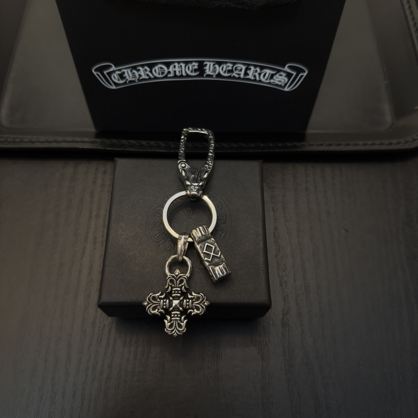 クロムハーツ「Chrome Hearts」クロスペンダントキーホルダー - 精巧なハンドメイド、アンティークシルバー彫刻、ヴィンテージパンクスタイル