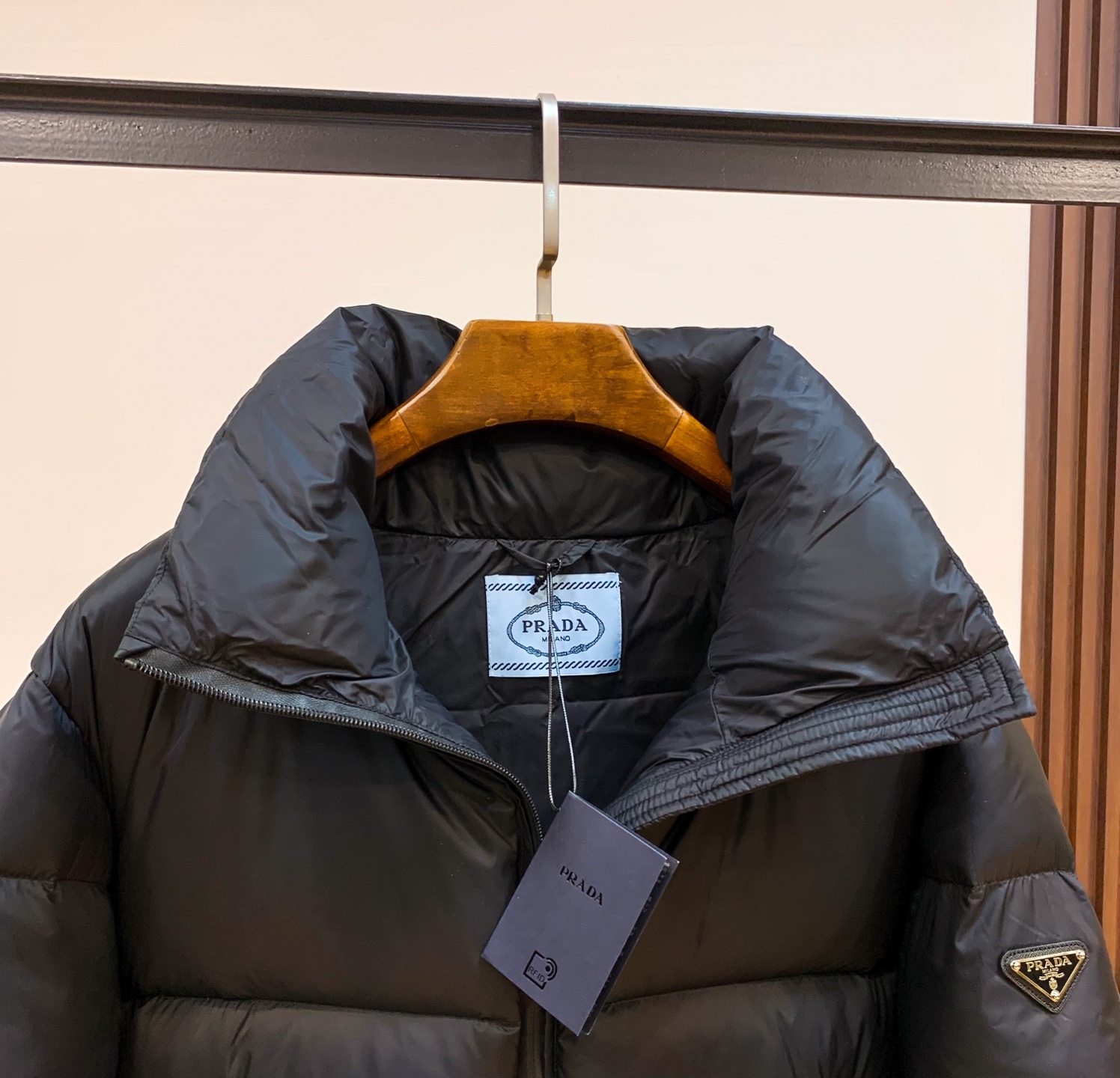 プラダ「Prada」秋冬ダウンジャケット スタンドカラー