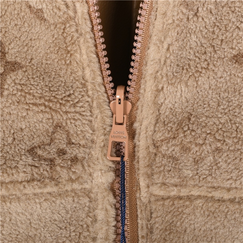 Louis Vuitton / ルイ・ヴィトン 23Fw（2024 年秋冬） 両面式のフード付きウェストタイトなジャケット。