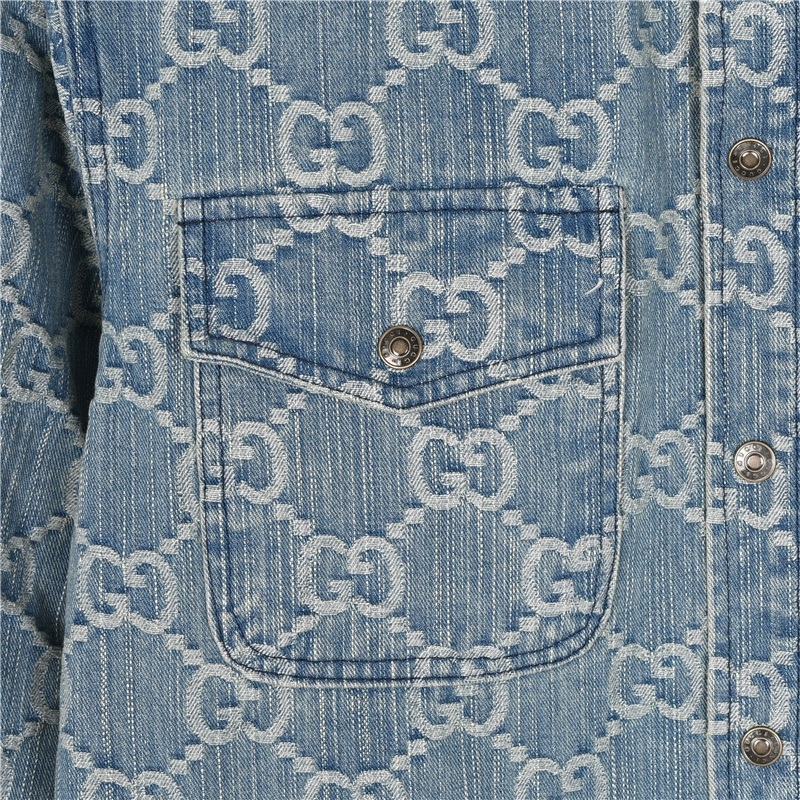Gucci の GG ジャカード柄のデニム生地の綿入れシャツ