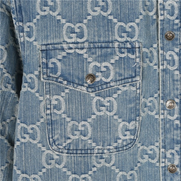 Gucci の GG ジャカード柄のデニム生地の綿入れシャツ