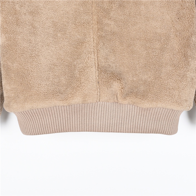 Louis Vuitton / ルイ・ヴィトン 23Fw（2024 年秋冬） 両面式のフード付きウェストタイトなジャケット。