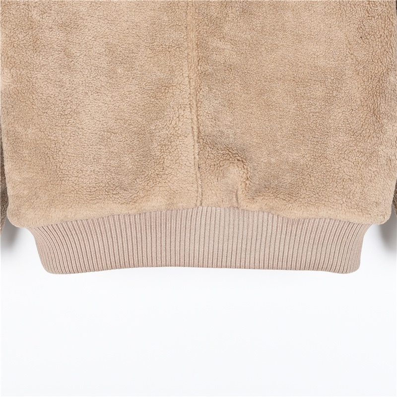 Louis Vuitton / ルイ・ヴィトン 23Fw（2024 年秋冬） 両面式のフード付きウェストタイトなジャケット。