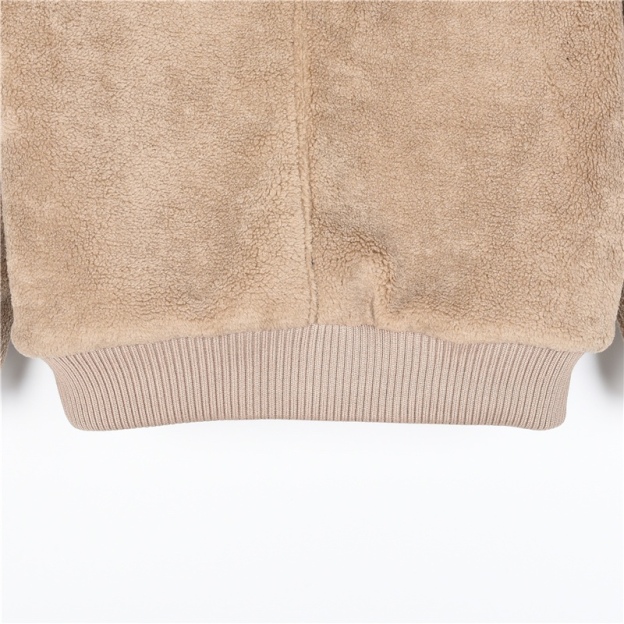 Louis Vuitton / ルイ・ヴィトン 23Fw（2024 年秋冬） 両面式のフード付きウェストタイトなジャケット。