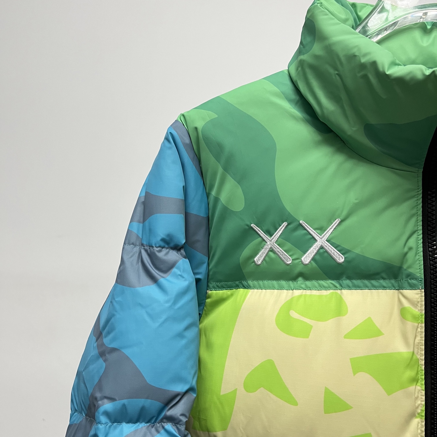 ザ・ノースフェイス XX KAWS 夢のコラボレーション ファッションフーディダウンジャケット 男女兼用