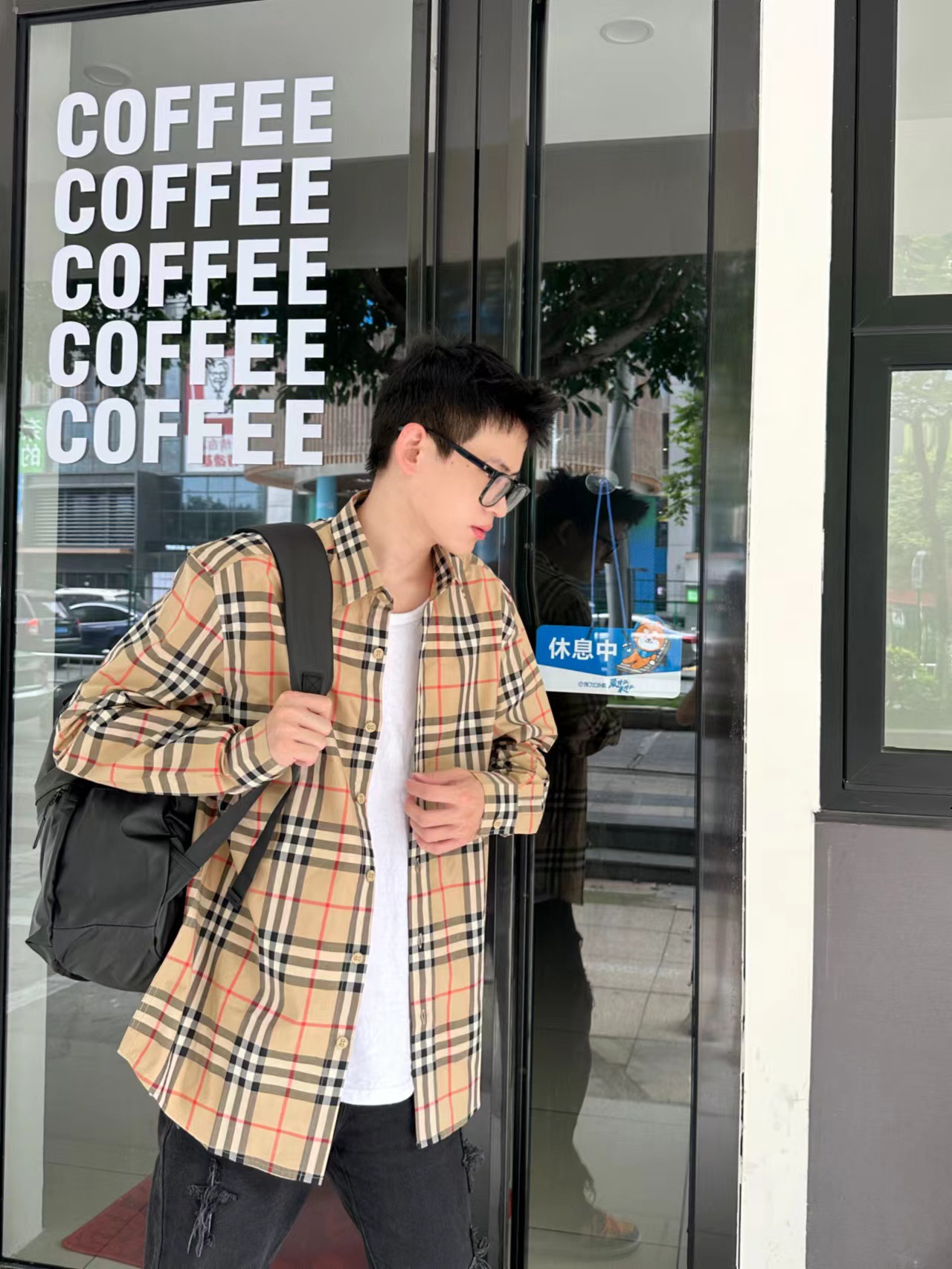 バーバリー（Burberry）の定番の小チェック柄シャツ