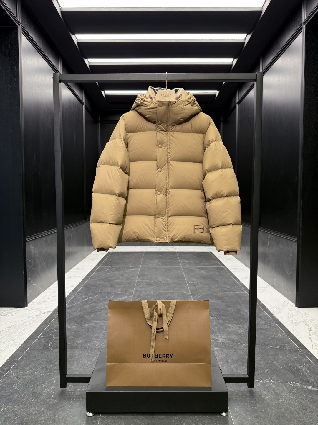 バーバリー「Burberry」クラシックウールチェックカラーナイロンダウンジャケット