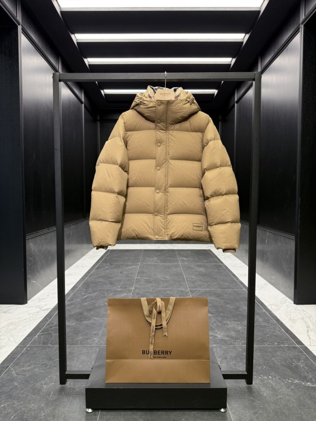 バーバリー「Burberry」クラシックウールチェックカラーナイロンダウンジャケット