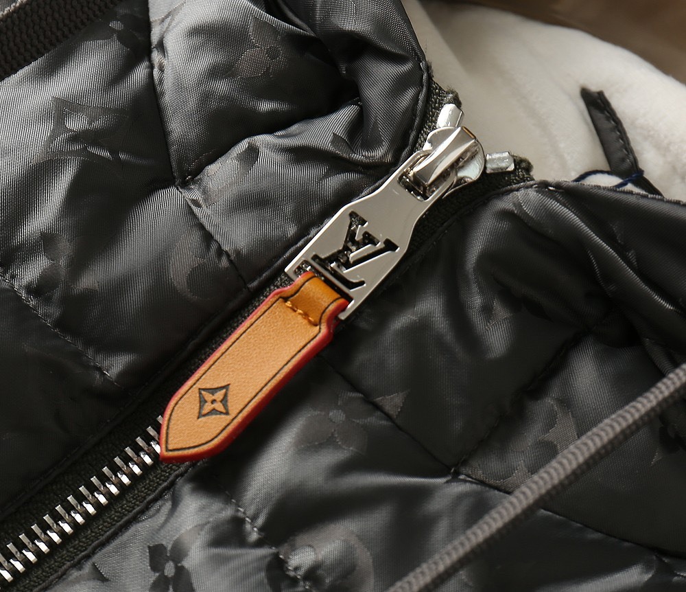 ルイ・ヴィトン「Louis Vuitton」秋冬コレクション ダウンジャケット
