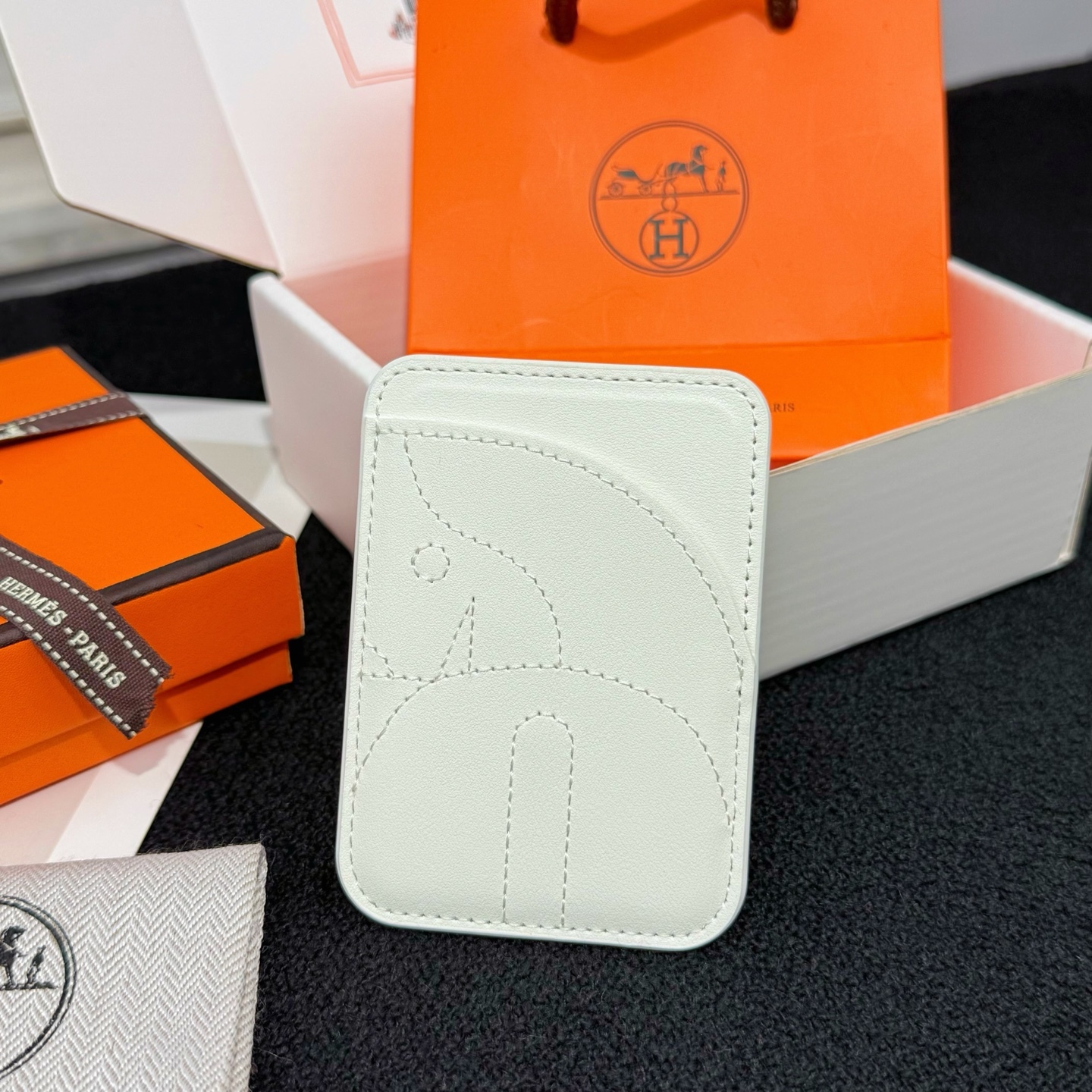 【限定新入荷】エルメス Cheval MagSafe 本革カードケース「12 シリーズ以降全 iPhone 対応」