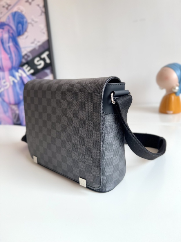 ルイ・ヴィトン「Louis Vuitton」ディストリクト メッセンジャーバッグ
