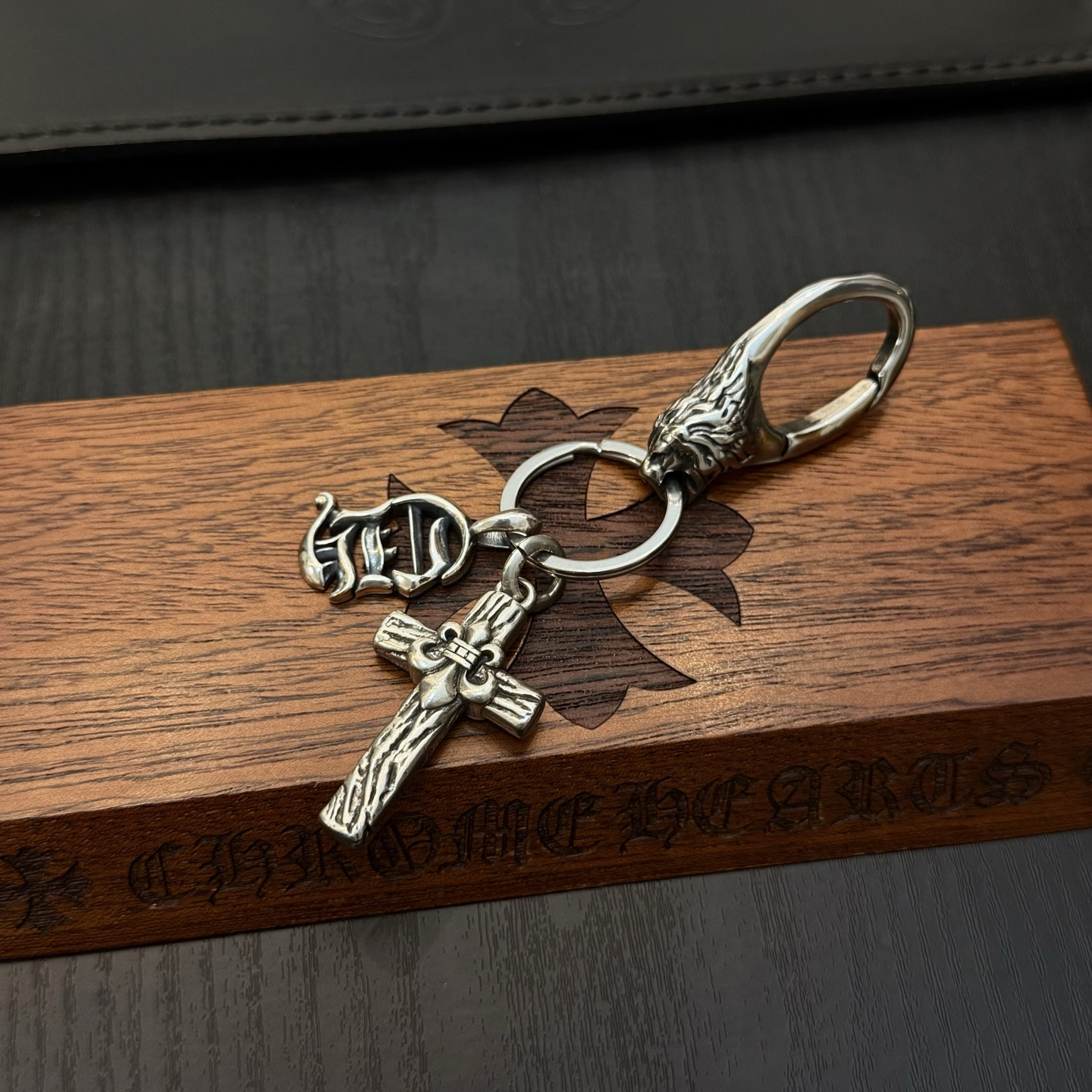 クロムハーツ「Chrome Hearts」クロスペンダントキーホルダー - 精巧なハンドメイド、アンティークシルバー彫刻、ヴィンテージパンクスタイル