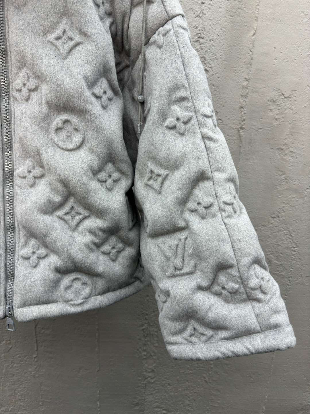 ルイ・ヴィトン「Louis Vuitton」MONOGRAM 浮き彫りエンボス加工ダウンジャケット