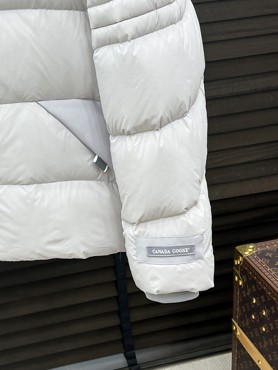 カナダグース 新作メンズおしゃれダウンジャケット、ハイテク防水加工でかさばらず、超クールなデザイン