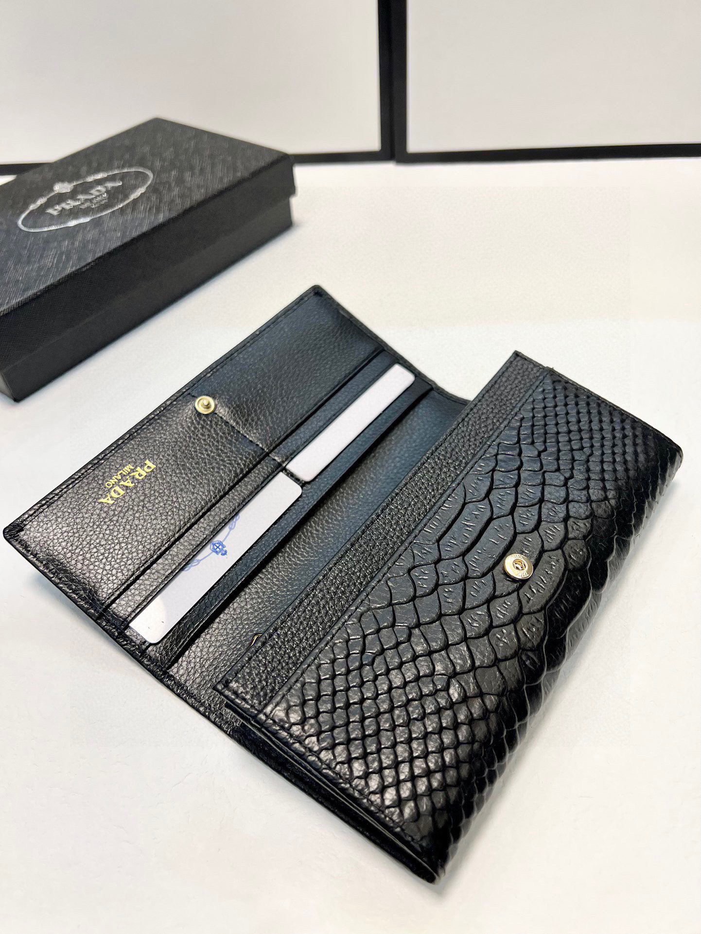 プラダ(Prada) レディース財布 2色
