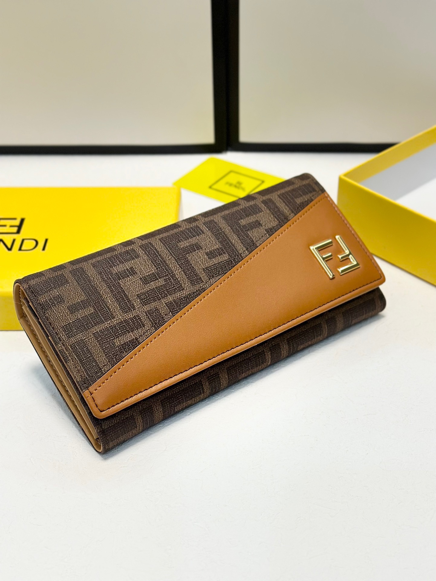 フェンディ「Fendi」高級エンボス牛革の大きな イタリア製財布