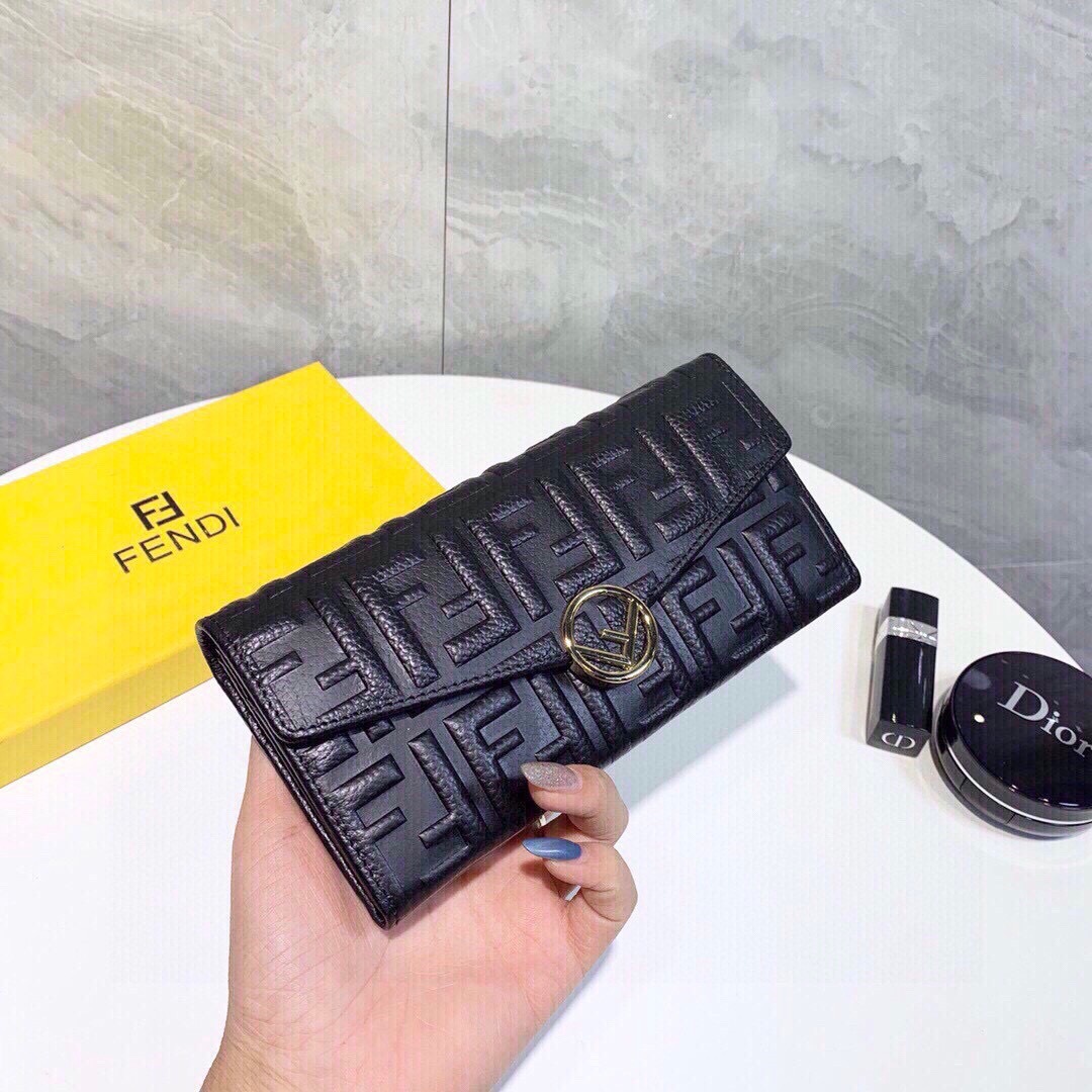 フェンディ「Fendi」高級エンボス牛革の大きな イタリア製財布