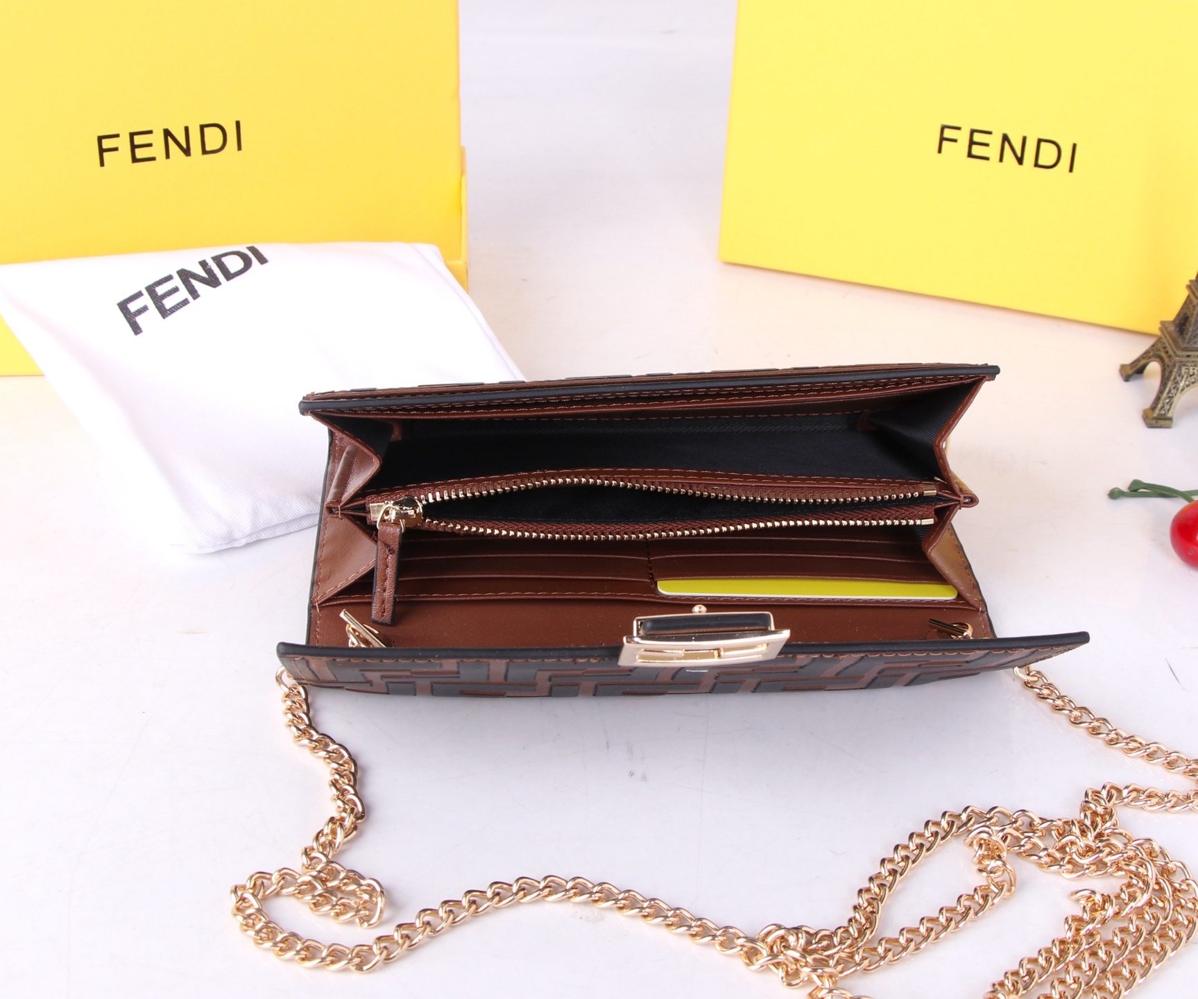 フェンディ「Fendi」高級エンボス牛革の大きな イタリア製財布