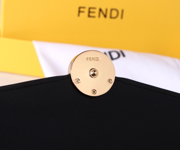 フェンディ「Fendi」高級エンボス牛革の大きな イタリア製財布