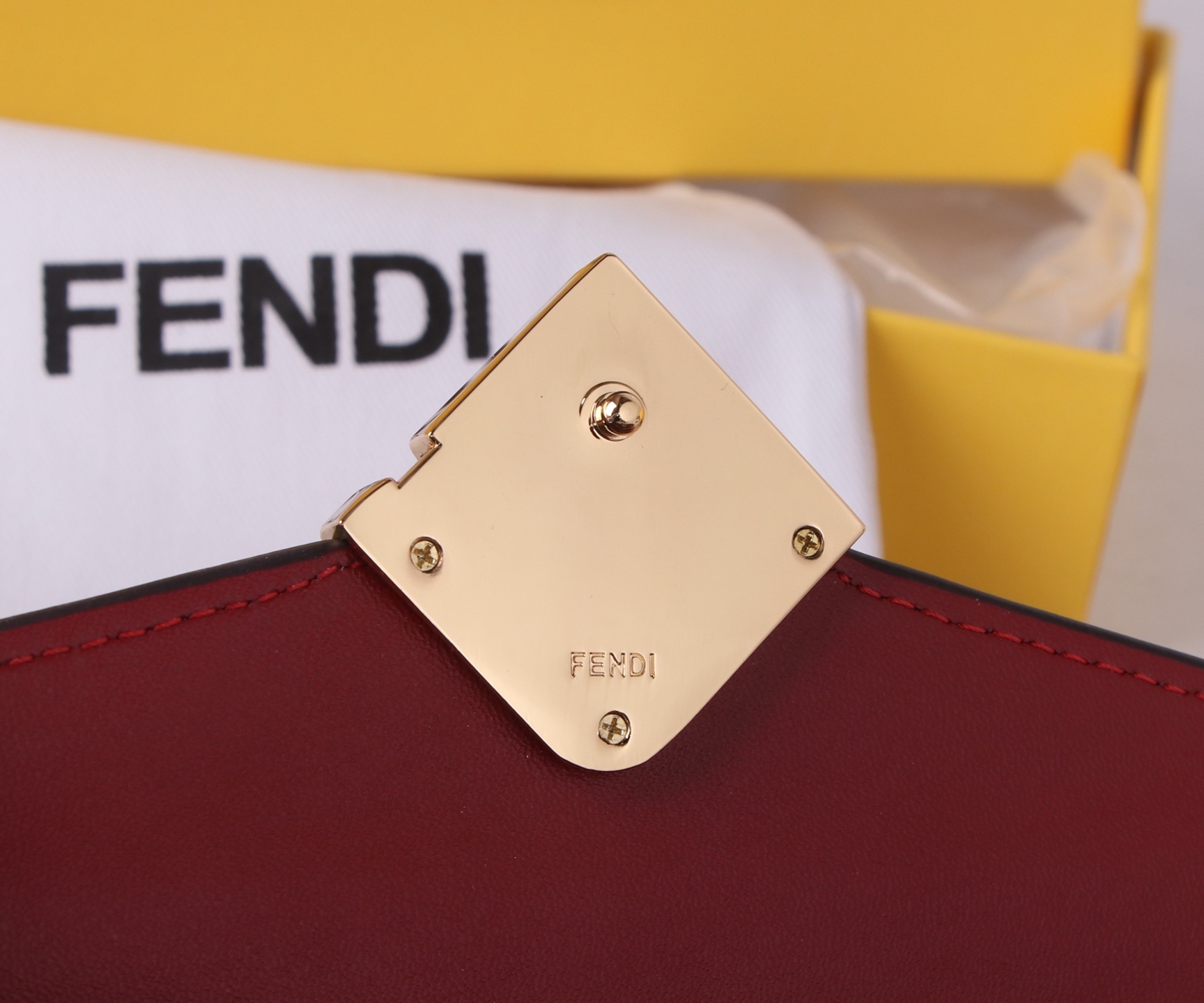 フェンディ「Fendi」高級エンボス牛革の大きな イタリア製財布