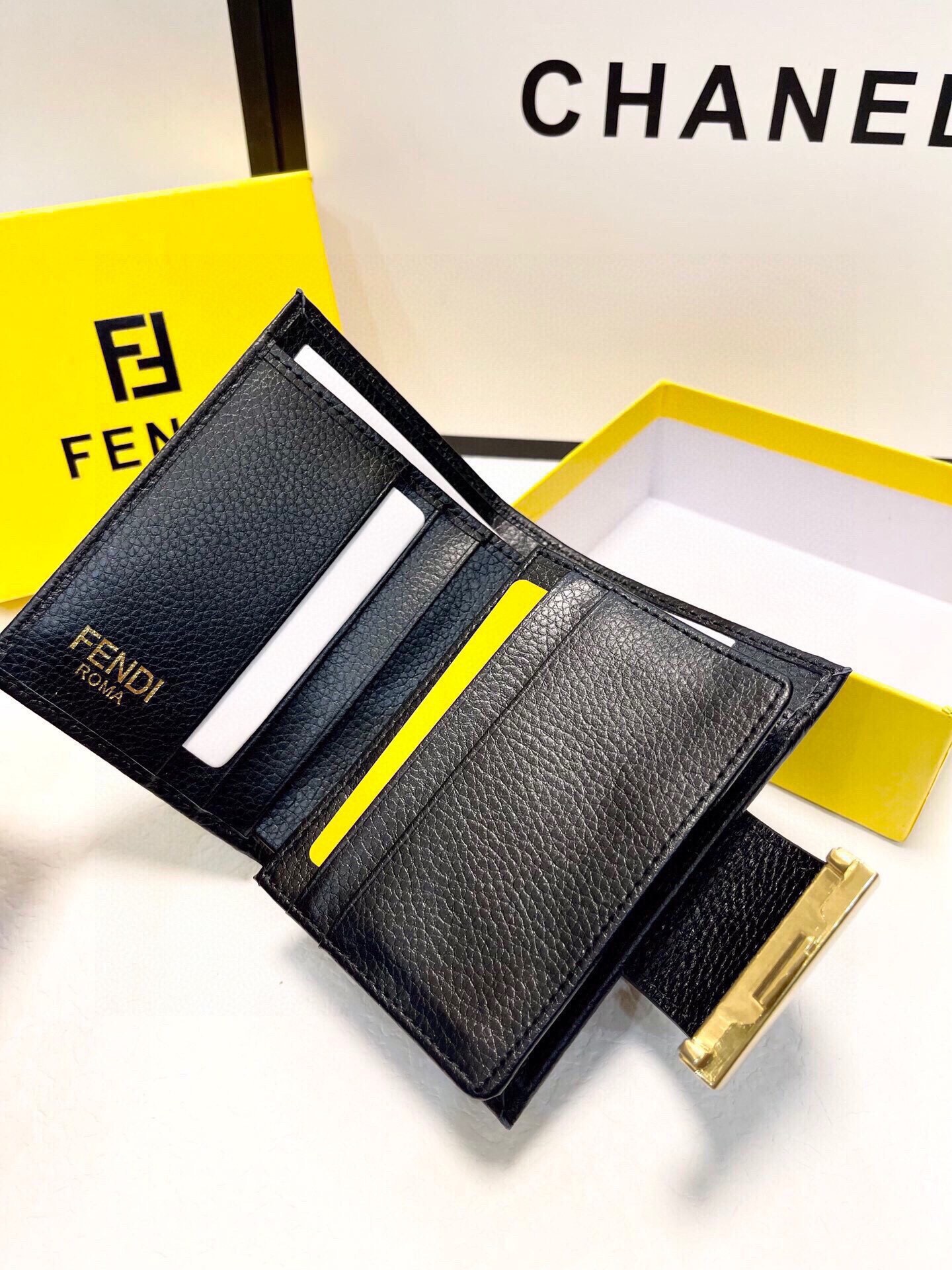 フェンディ「Fendi」高級エンボス牛革の大きな イタリア製財布