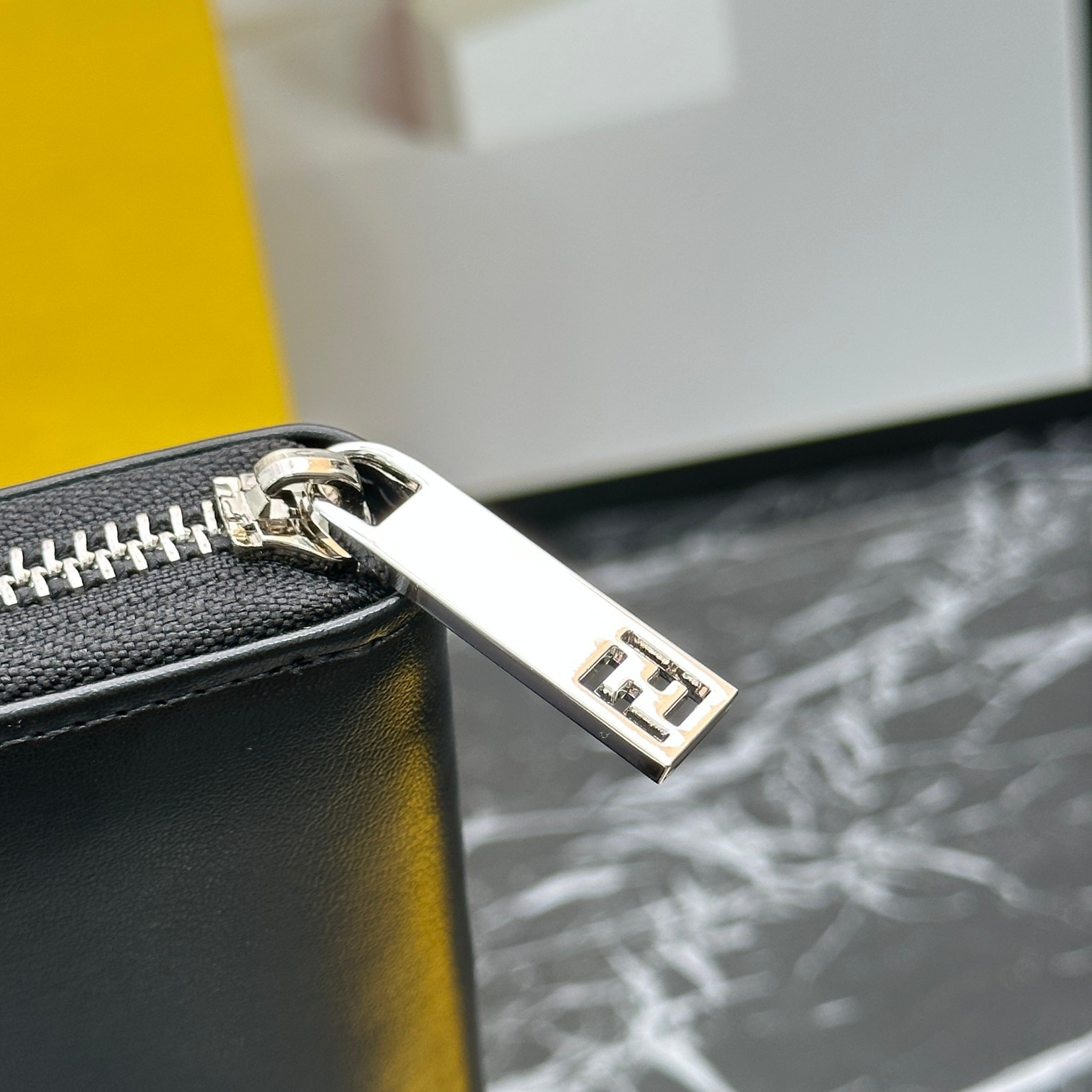 フェンディ「Fendi」高級エンボス牛革の大きな イタリア製財布