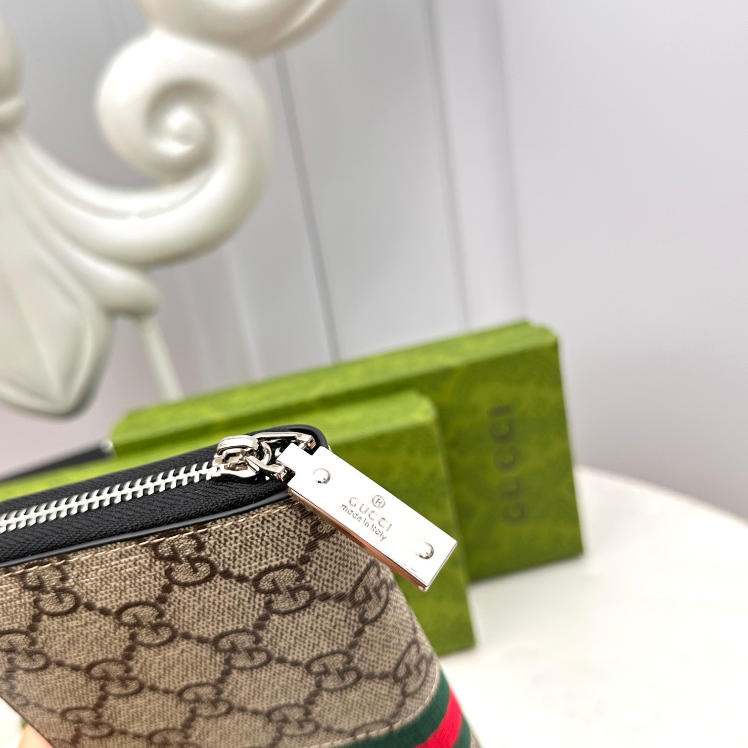 グッチ「Gucci」シグネチャー レザー ウェブ ジップアラウンドウォレット