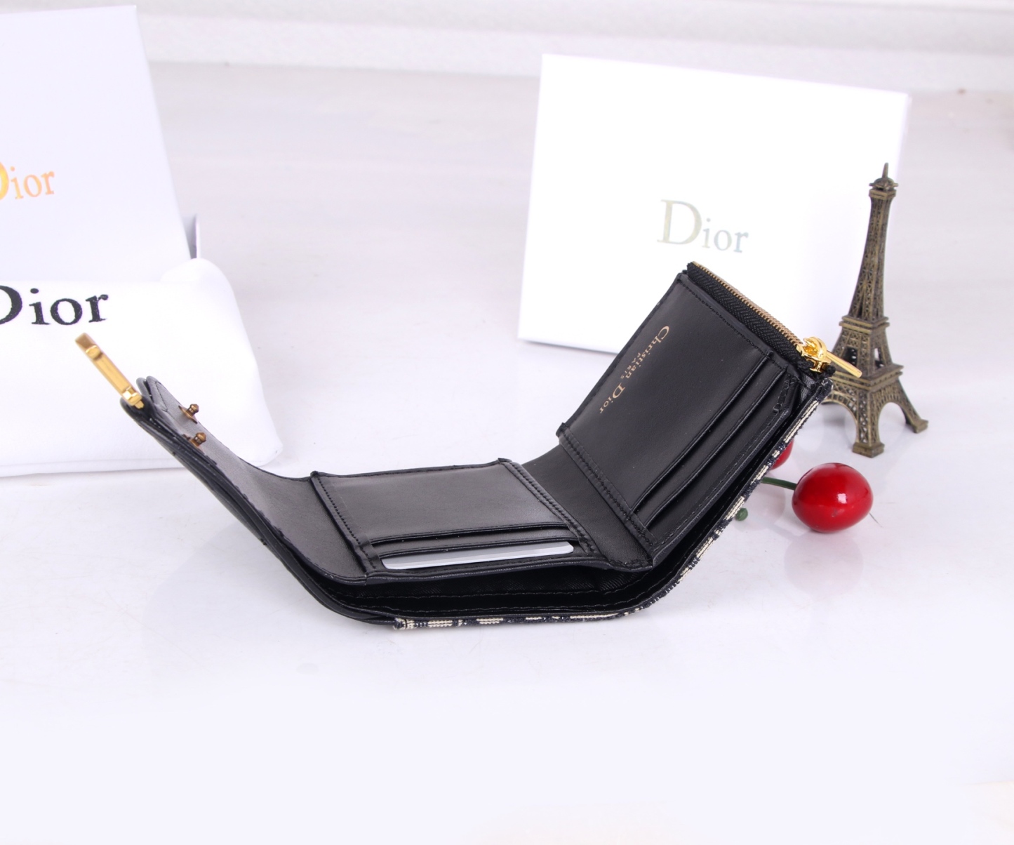 ディオール「Dior」ディオール コンパクト三つ折りウォレット 新作登場