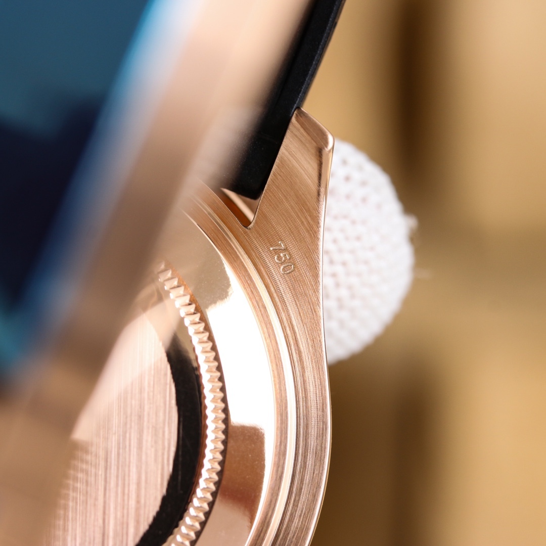 ロレックス［Rolex］ヨットマスター シリーズ 超強アイスブルー夜光モデル — 航海の闇を照らす究極の輝き