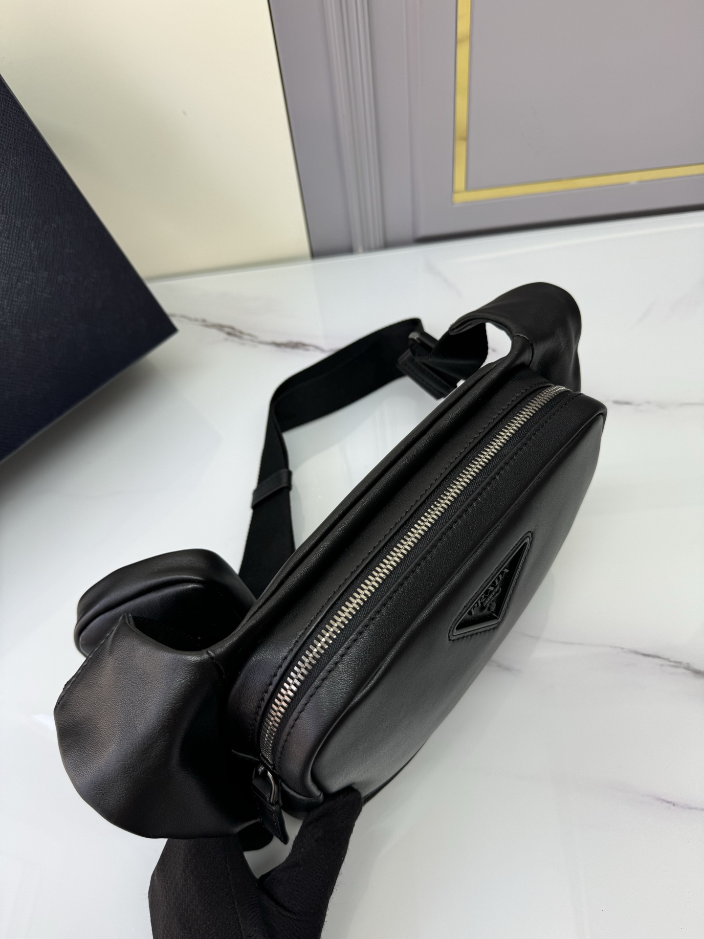 プラダ「Prada」 エンボスロゴ メッセンジャーバッグ ショルダーバッグ