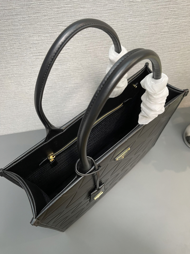 プラダ「Prada」トライアングルキルティング トートバッグ ラージトート