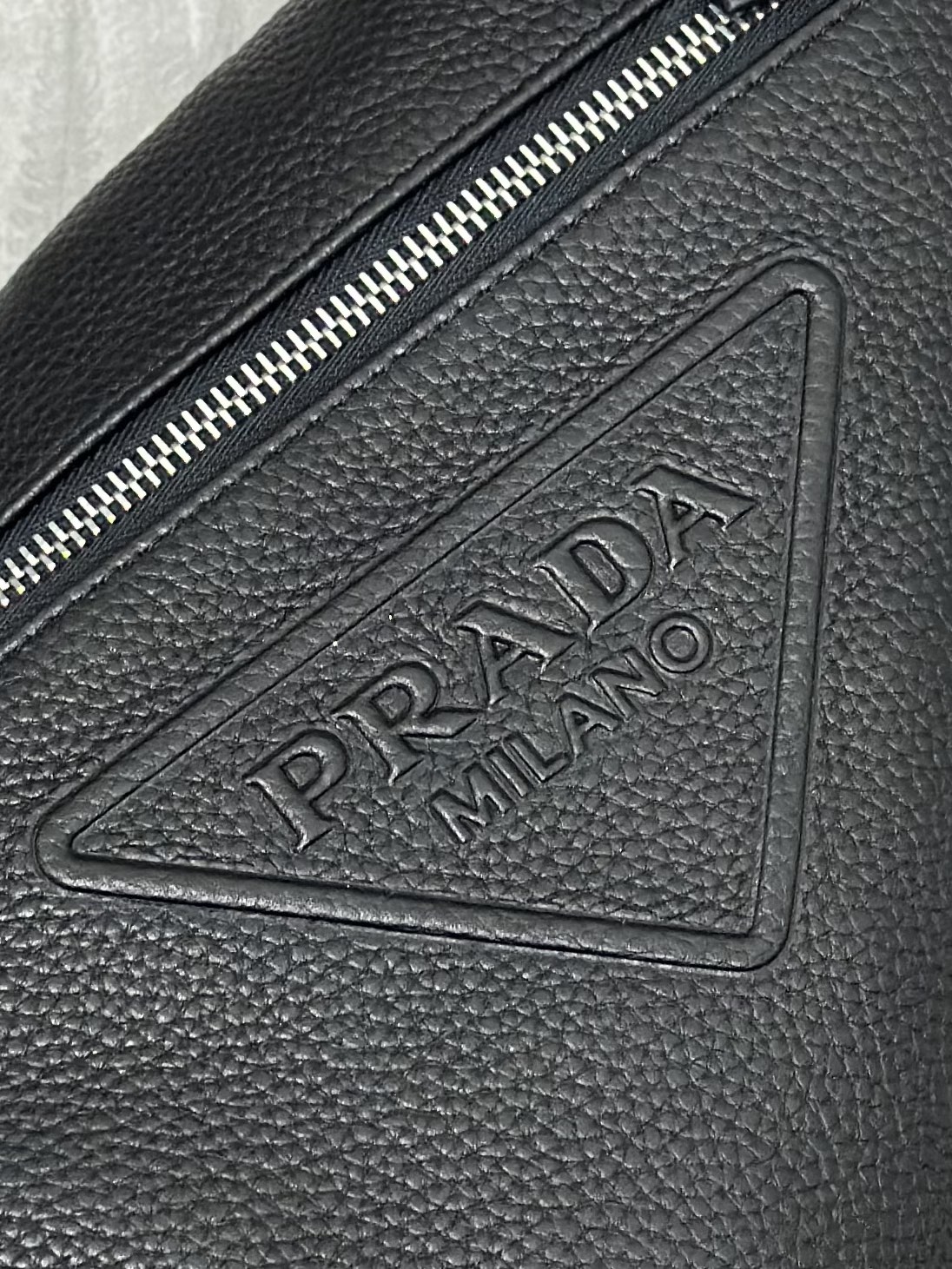 プラダ「Prada」 ディアスキン チェストバッグ