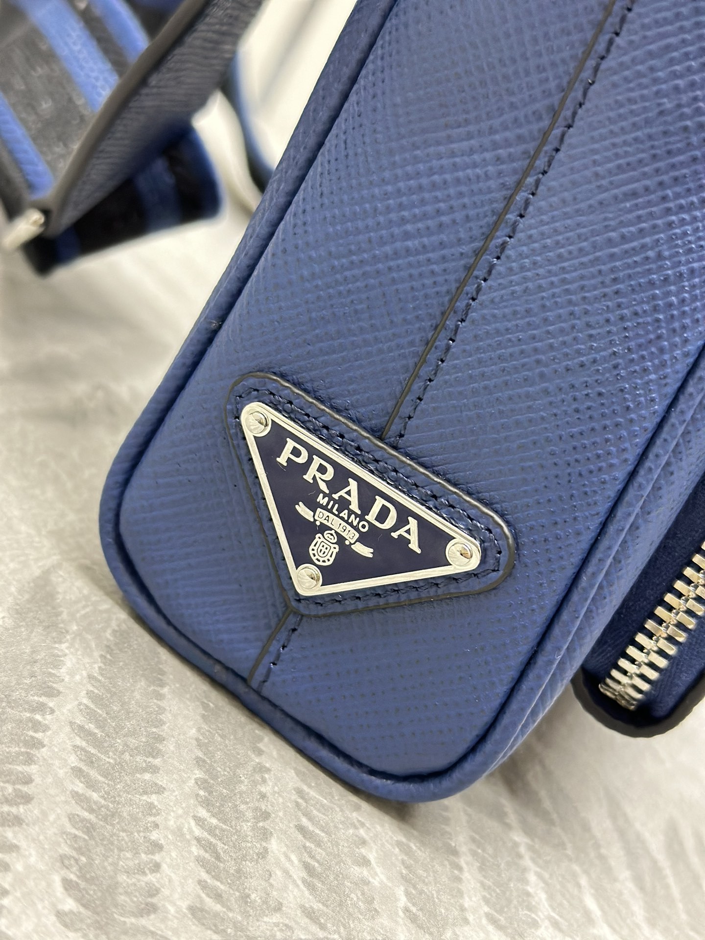 プラダ「Prada」エンブロイダードストラップ メンズショルダーバッグ