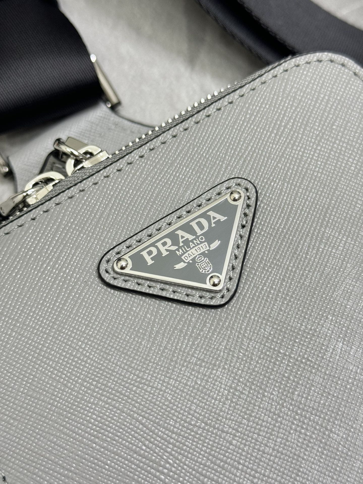 プラダ「Prada」クロスグレインレザー チェストバッグ