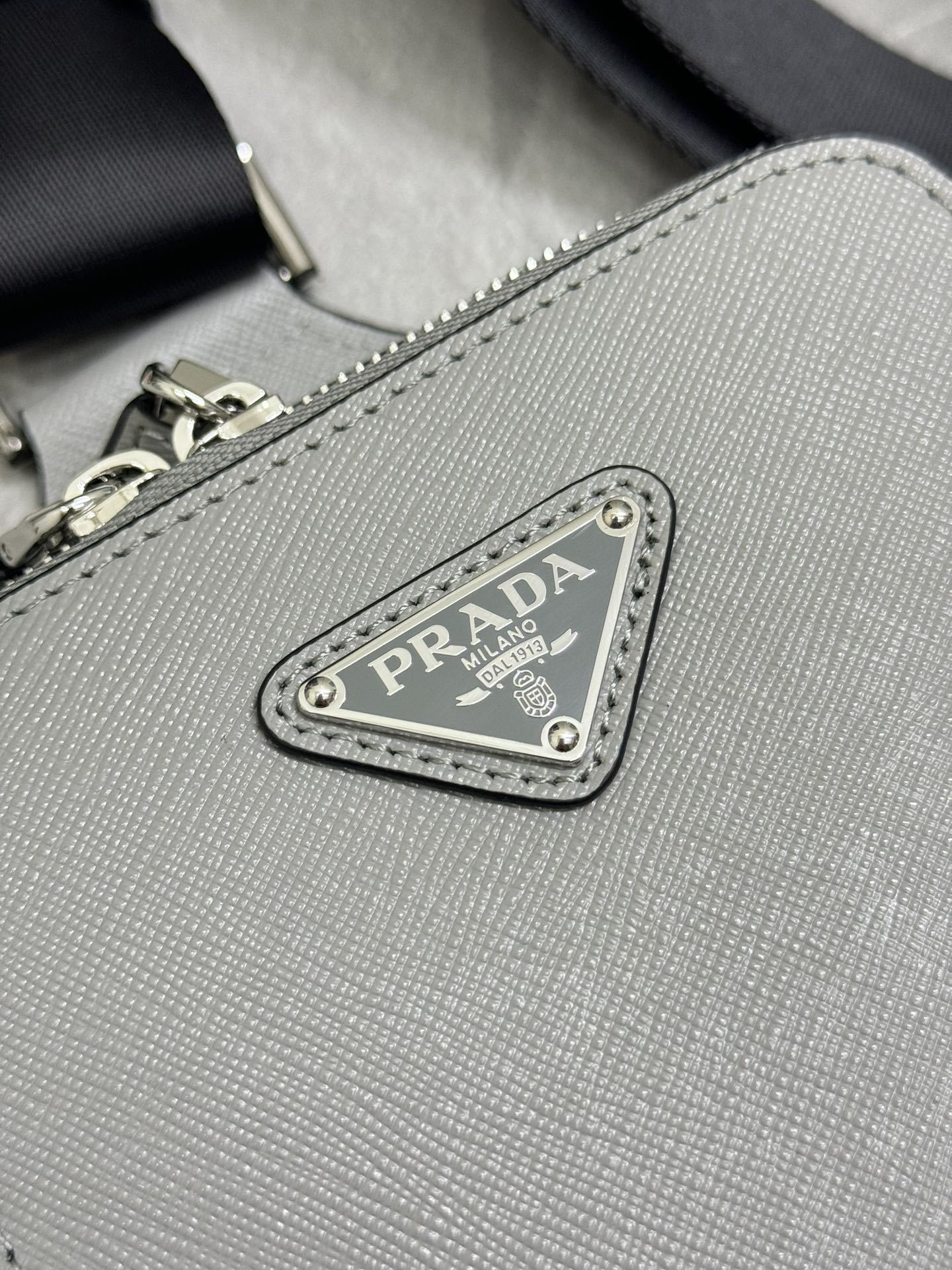 プラダ「Prada」クロスグレインレザー チェストバッグ